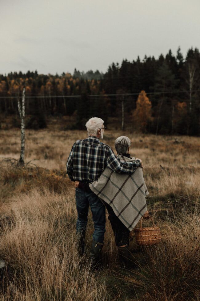 Embracing Fall in Your Golden Years - Prince George's County, MD | ComForCare - Par_firar_50_a%CC%8Arig_bro%CC%88llopsdag___Gifta_i_50_a%CC%8Ar_-_Jennifer_Nilsson